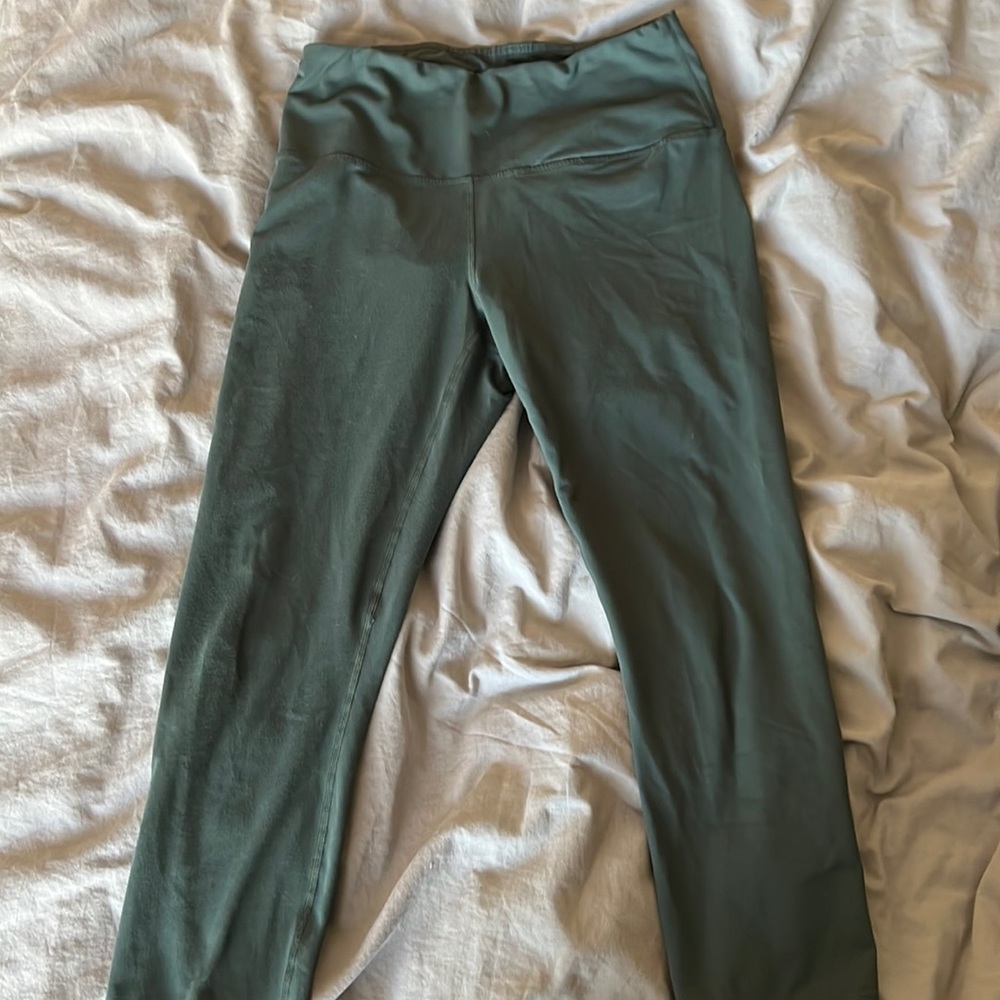 Green slightly cropped leggings